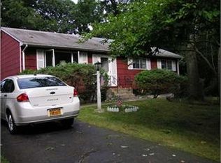 11 Feller Ct, Airmont, NY 10901