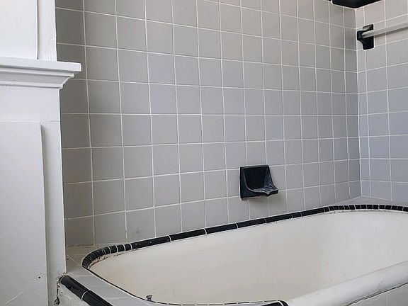 4th image of 605 W 41st St #605