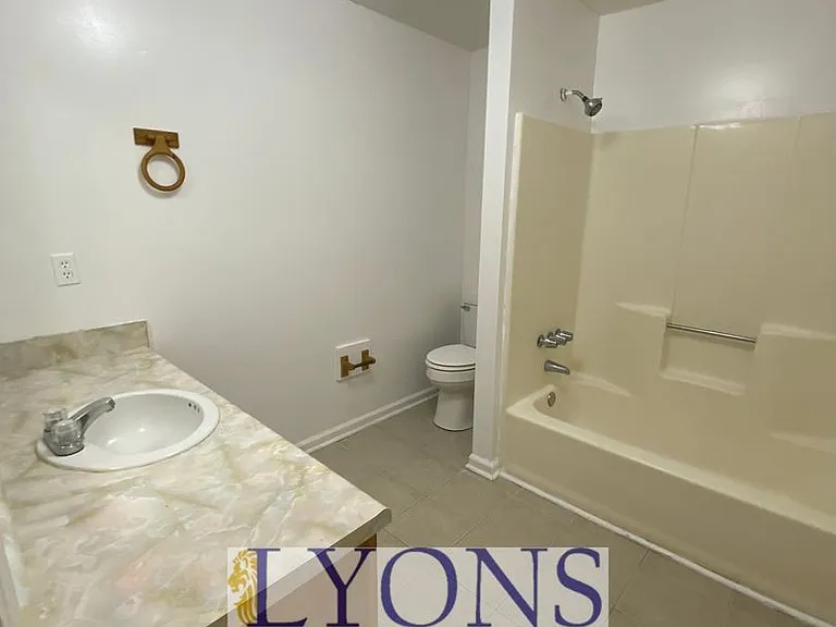 1026 S Gordon Ave — Photo 8