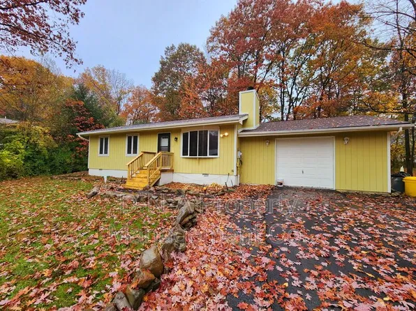 39 Mountain Dr, Mount Pocono, PA 18344