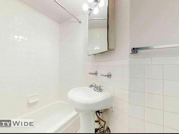 4th image of 224 E 70th St APT 11