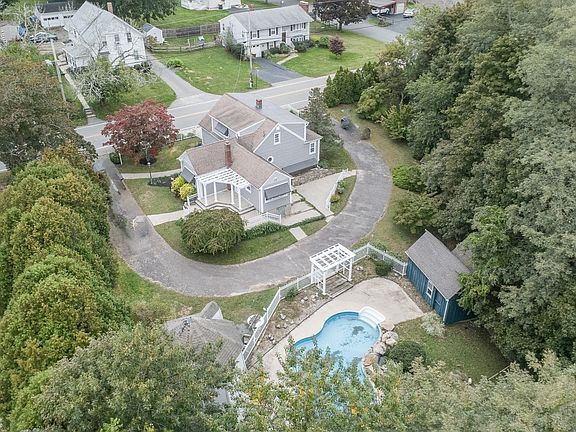 4th image of 648 Pleasant St