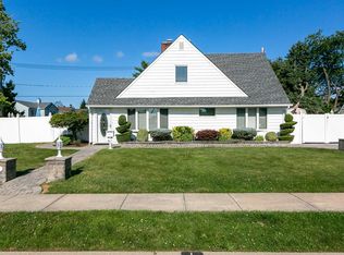 1 Forrester Ln, Levittown, NY 11756