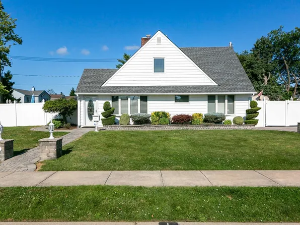 1 Forrester Ln, Levittown, NY 11756