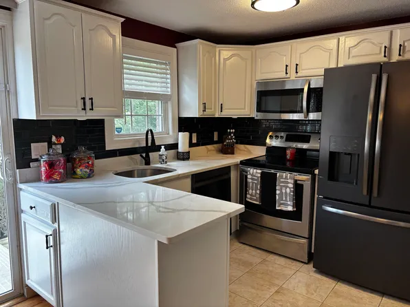 91 Fieldstone Drive, Londonderry, NH 03053
