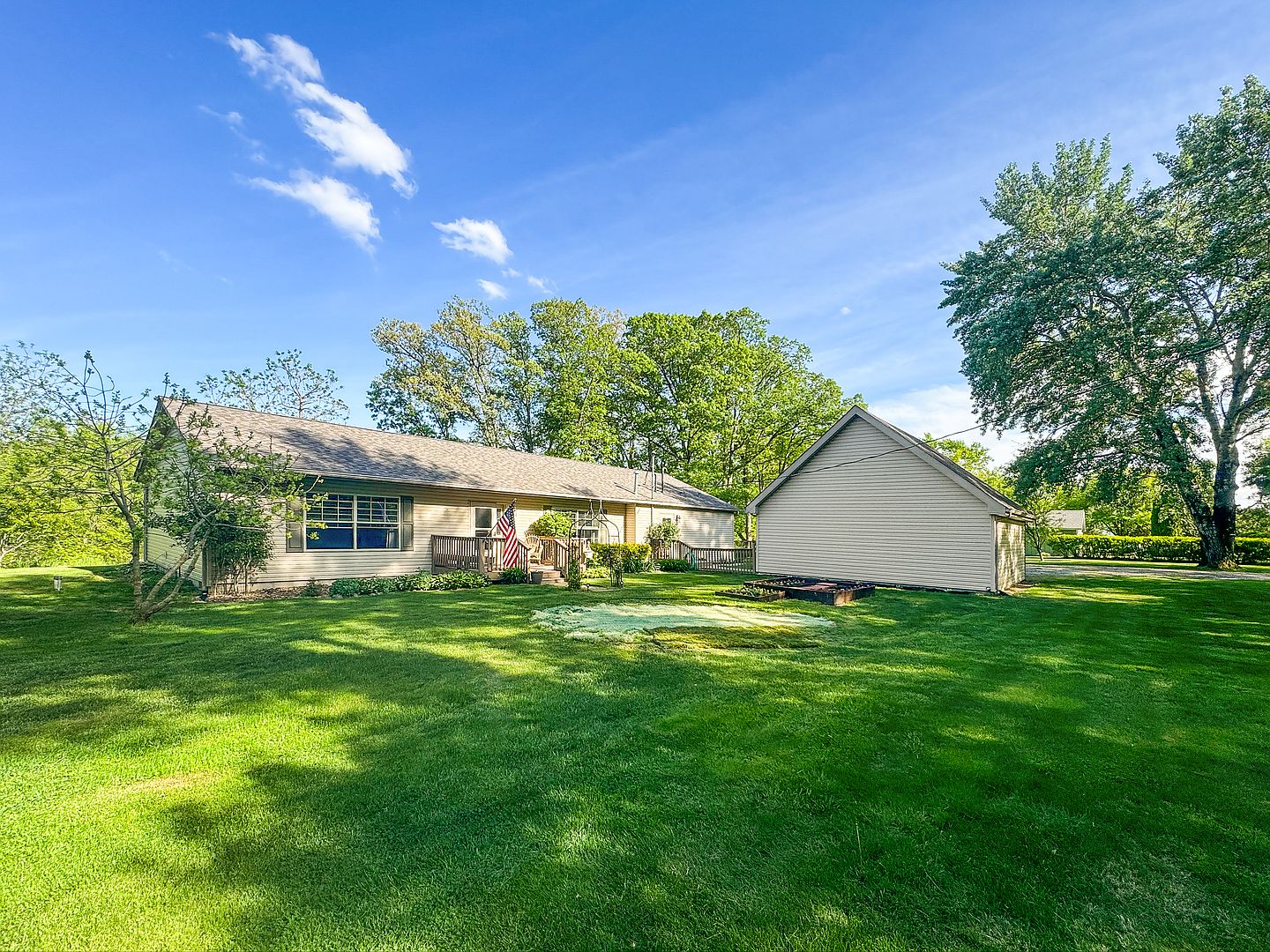 136 N Larocque River Dr, Clifton, IL 60927 | MLS #12059708 | Zillow