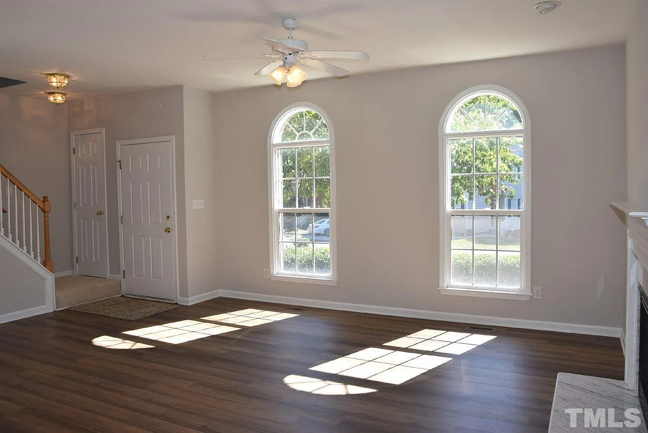 3 bed, 2.5 bath, 1669 sqft, $2,100 — Photo 4