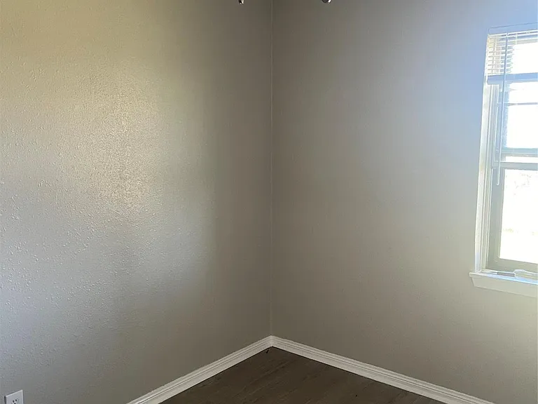 402 Thompson Dr — Photo 12