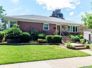 6468 233rd St, Oakland Gardens, NY 11364
