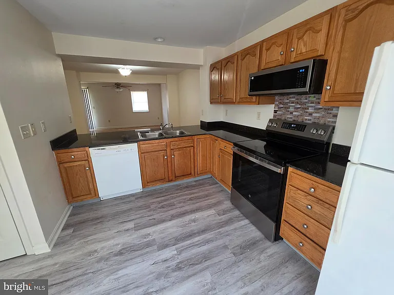 218 E North St — Photo 5