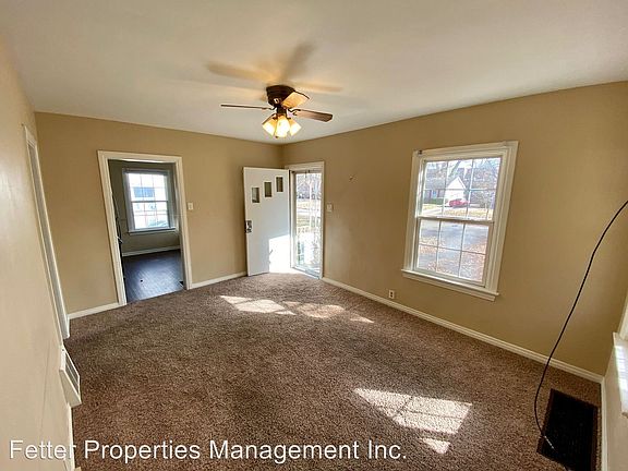 5th image of 913 S Villa Dr