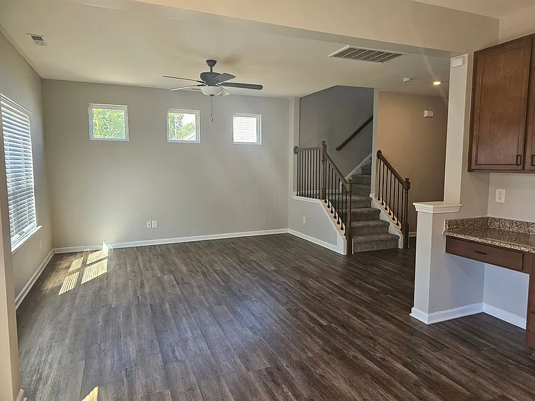512 Lionheart Ln — Photo 4