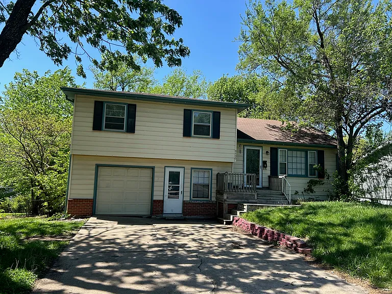 9400 Woodward St — Photo 1