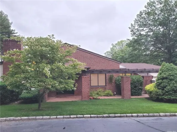 177 Gannet Ct, Manhasset, NY 11030