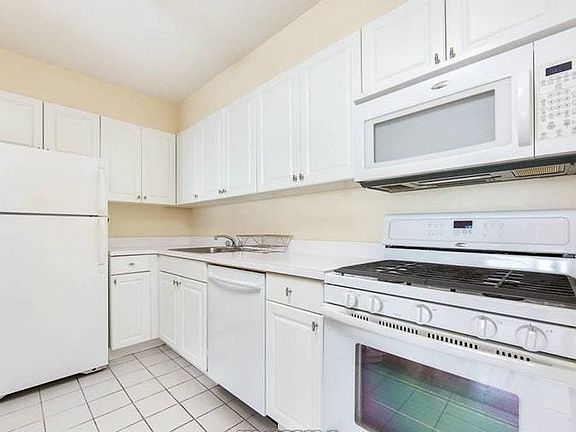 4th image of 333 E 45th St APT 17B