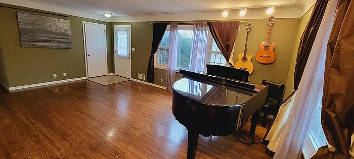 4 bed, 2.0 bath, 2006 sqft, $2,649 — Photo 2