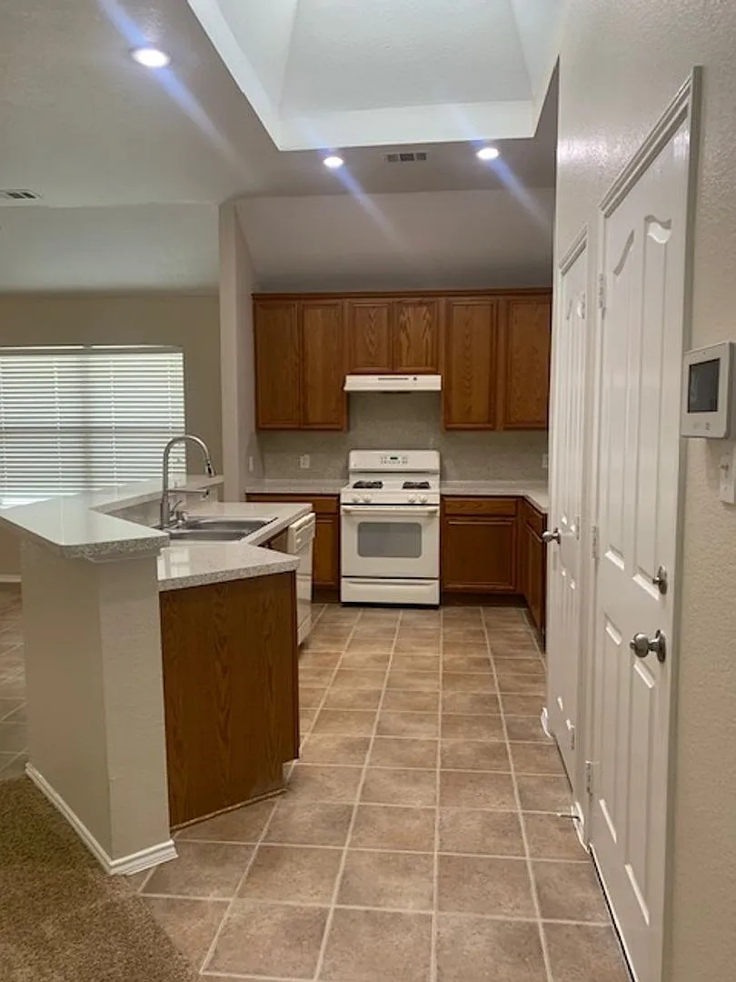 Available Now - 3 Bedroom 2- Bath Home — Photo 4