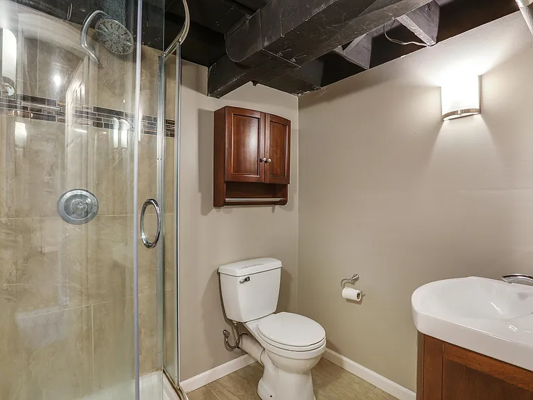 120 N Rembrandt Ave — Photo 17