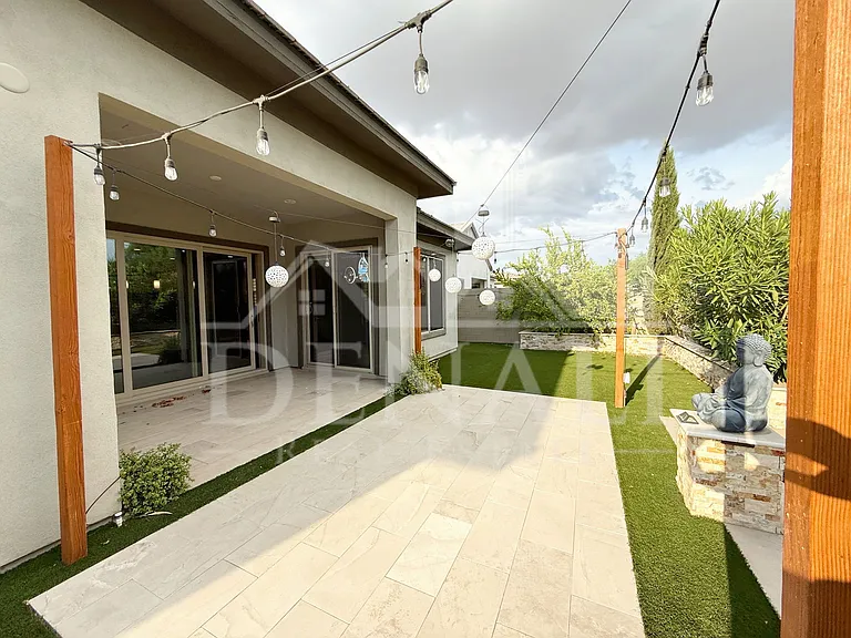 1447 E Flower St — Photo 34