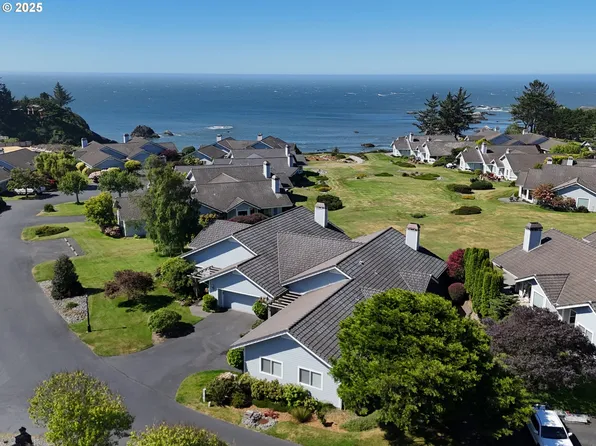 210 Schooner Bay Dr, Brookings, OR 97415