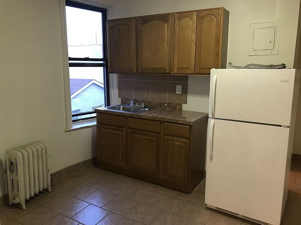 1st image of 1647 Park Pl APT 3R
