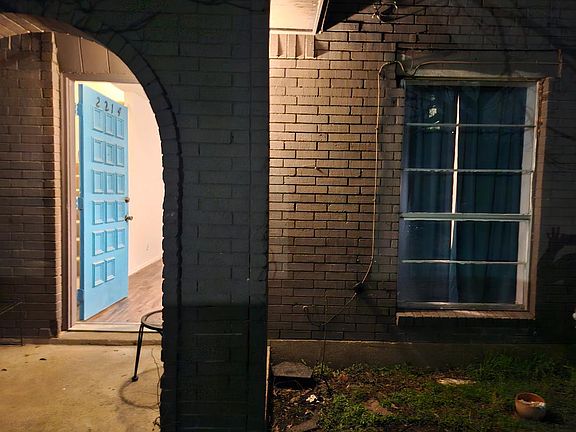4th image of 2214 El Paso St