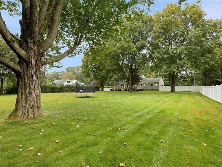 240 Plainview Rd — Photo 5