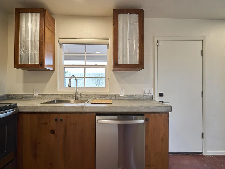 2542 E Seneca St — Photo 10