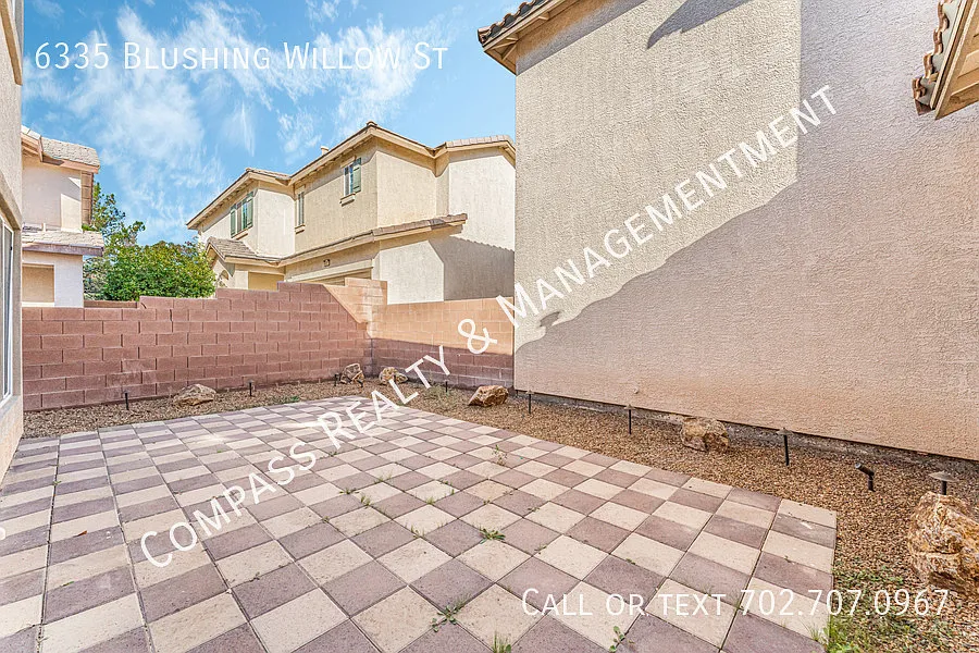This stunning 3-bedroom 2 car garage rental — Photo 3