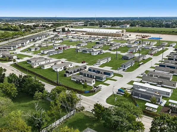 Brazos Point MHC, 637 Brazos Point Dr #217, Rosenberg, TX 77471