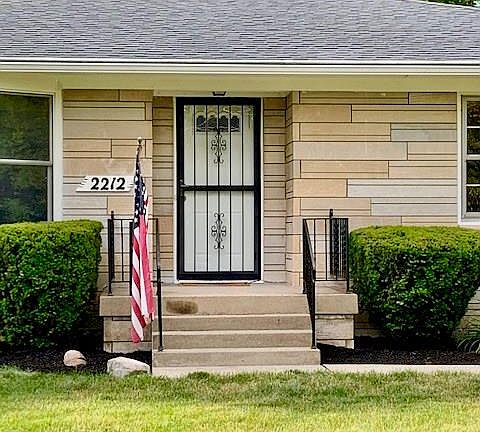 2nd image of 2212 W 42nd St