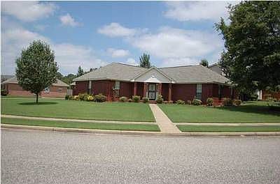 2nd image of 1713 Twelve Oaks Ln