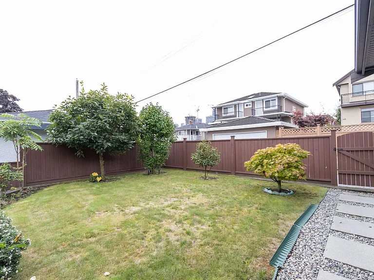 4152 Hazelwood Cres — Photo 16