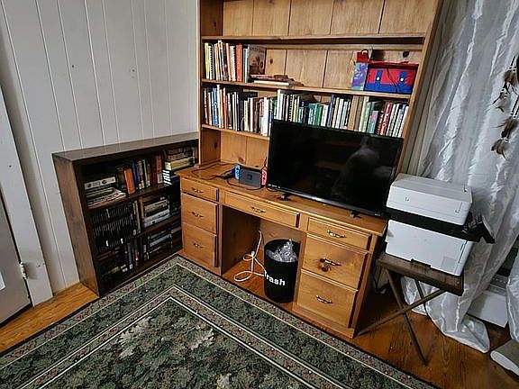 5th image of 829 Oak Springs Rd
