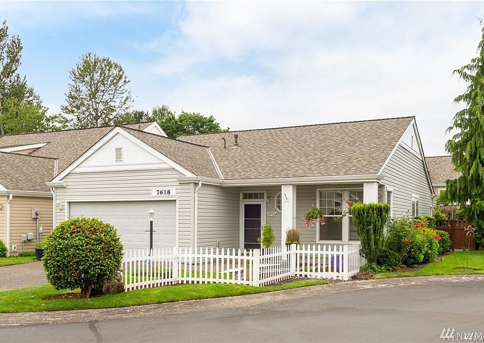 Wonderful one level living with no steps! Well maintained complex.