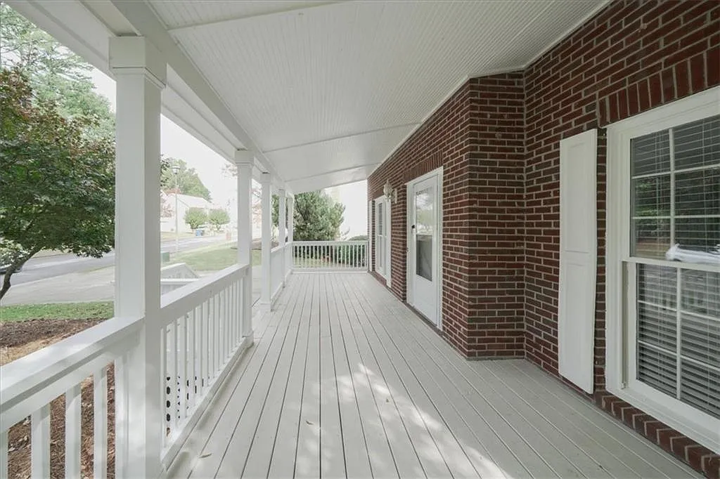 5 bed, 3.5 bath, 2017 sqft, $3,700 — Photo 4
