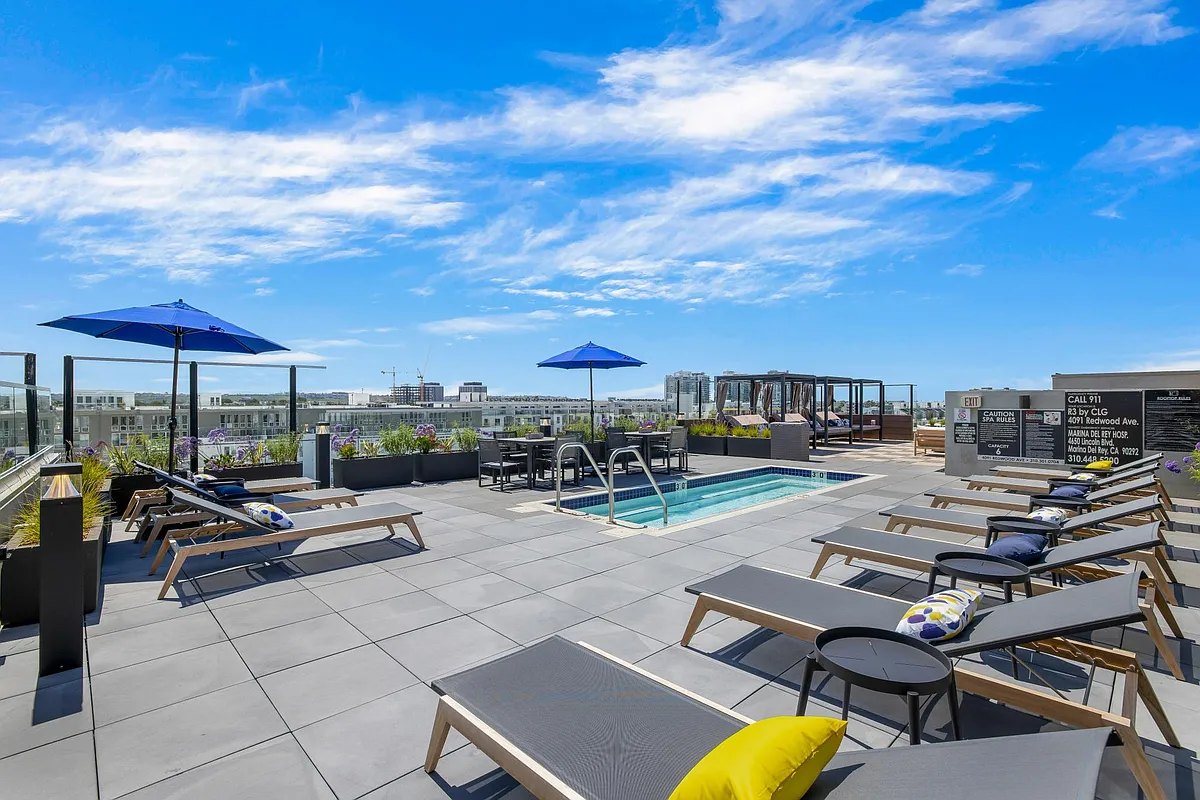 Rooftop Jacuzzi - R3 by CLG