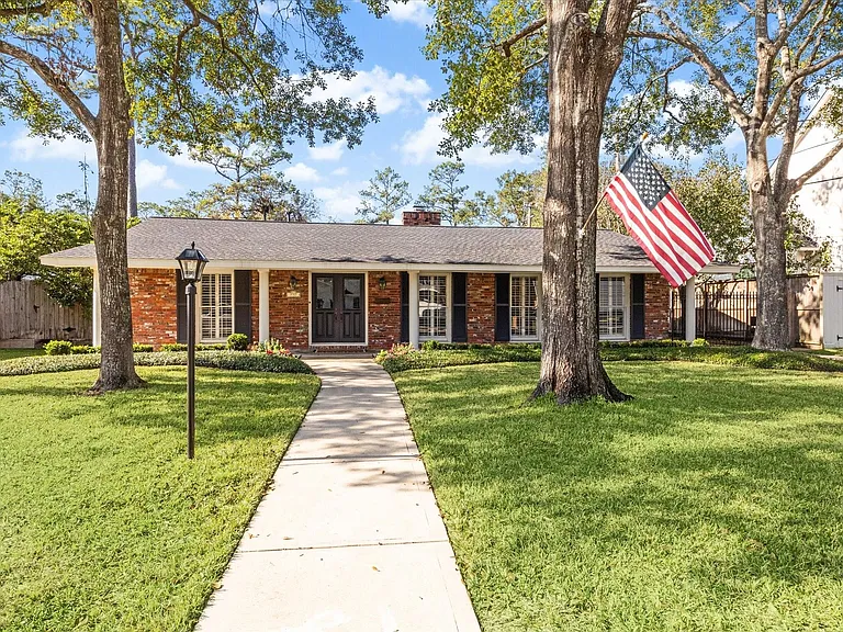 737 Country Ln — Photo 2