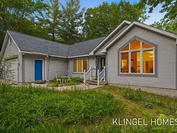 9292 Lakeshore Dr, West Olive, MI 49460