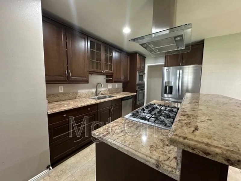 3 bed, 2.0 bath, 1095 sqft, $3,450 — Photo 2