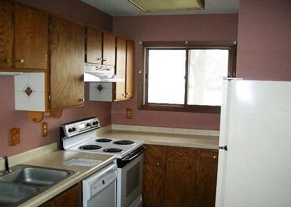 2nd image of 820 Hastings Ave