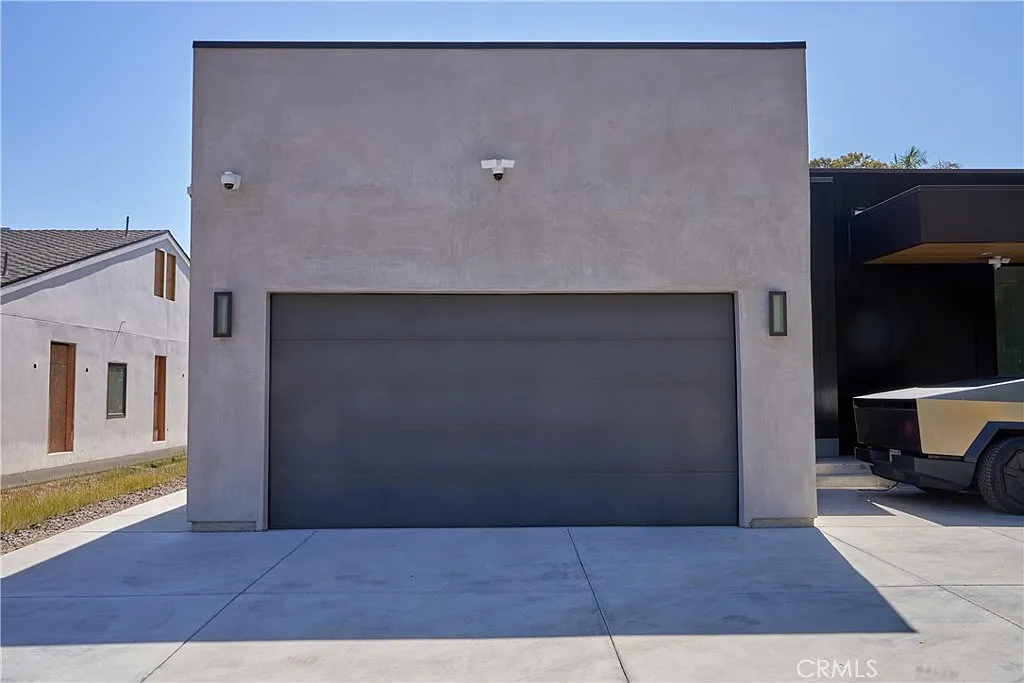 Studio, 1000 sqft, $2,800 — Photo 1