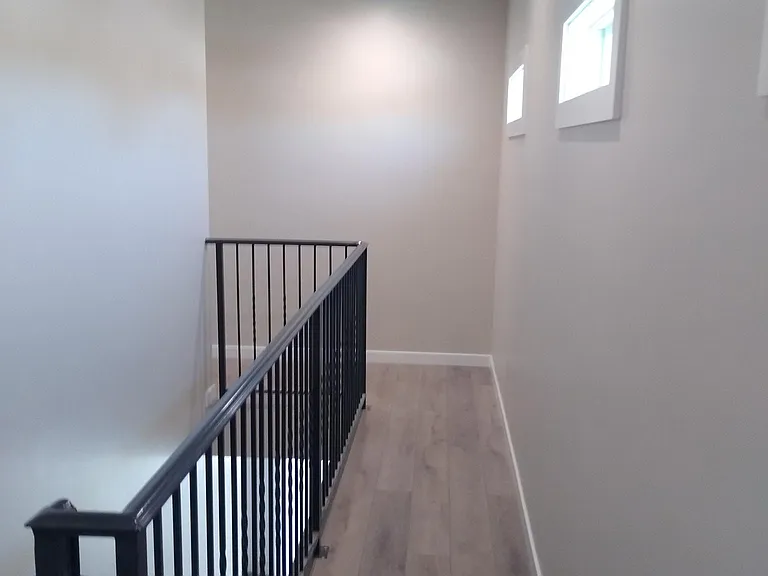 Hallway leading to bedrooms and 2nd bath.
