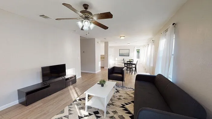 Building Photo - 5105 Spruce Cv #B