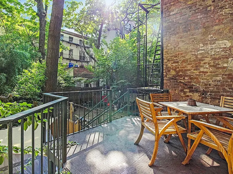 276 E 10th St #B — Photo 5
