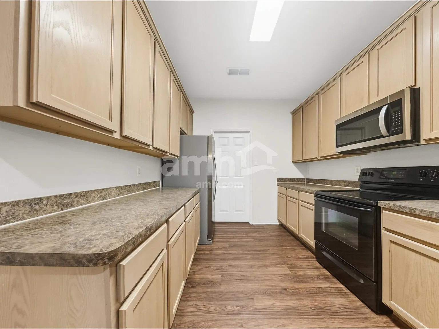 4 bed, 2.5 bath, 2520 sqft, $2,500 — Photo 3