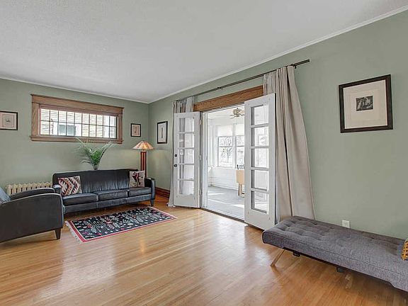 3rd image of 895 Saint Clair Ave