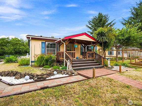 3rd image of 700 Island Circle SE