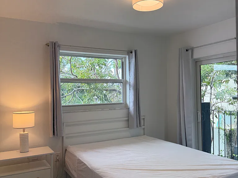 421 SW 9th St #5 — Photo 1