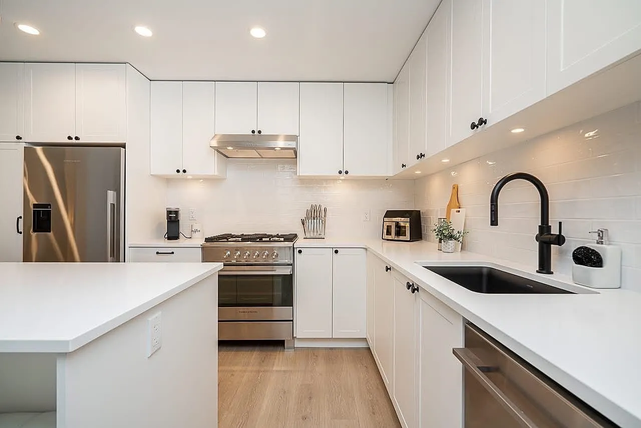 2 bed, 851 sqft — Photo 4